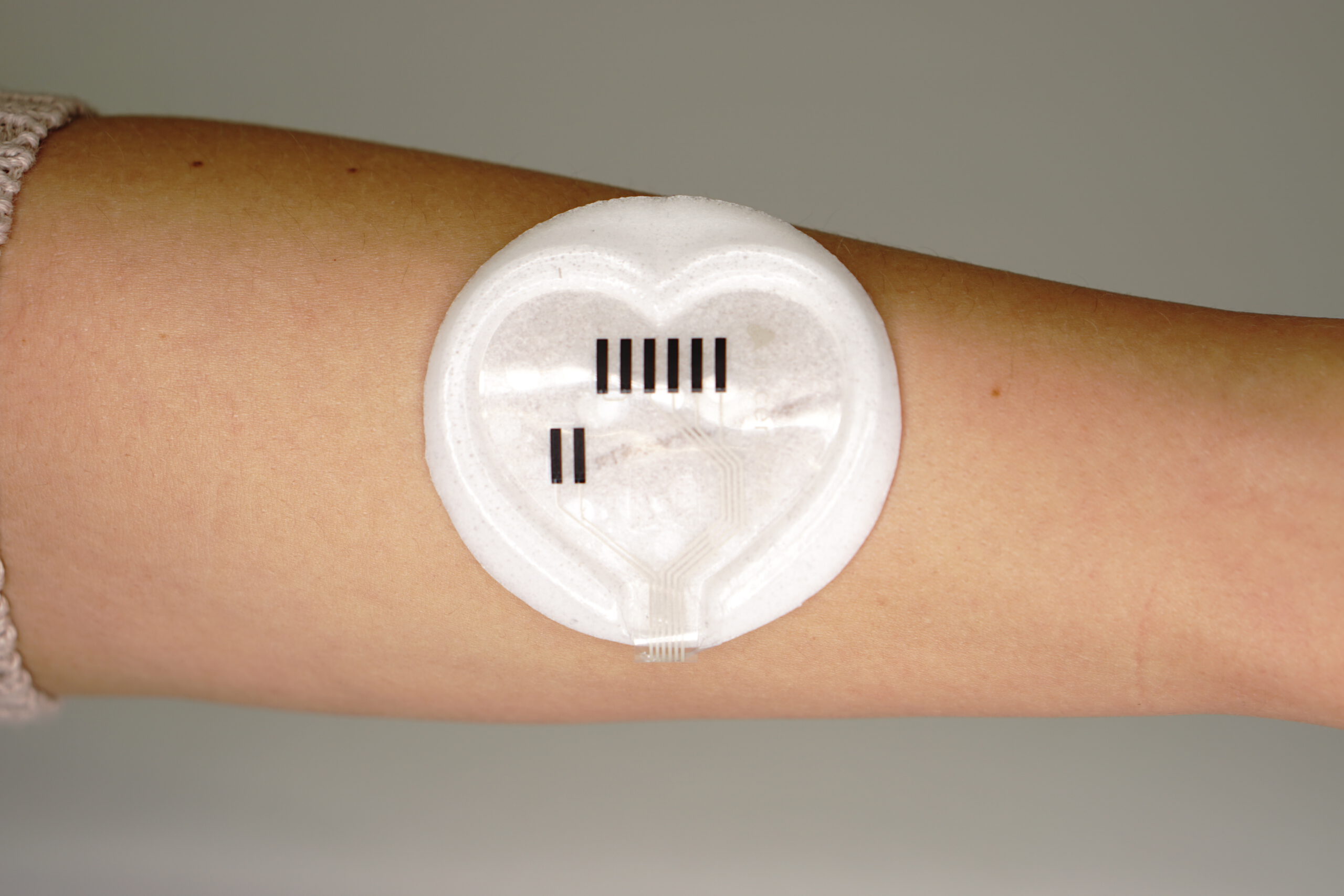 Der Disposable Teil unseres Smart Patches klebt auf einem Arm